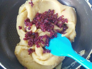 11、蔓越莓绿豆馅月饼（内附馅料做法）,我取出一半做原味馅，另一半加入切碎的蔓越莓干拌匀即可；（我家小棉袄不喜欢吃蔓越莓，所以各做一半）