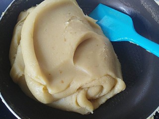 10、蔓越莓绿豆馅月饼（内附馅料做法）,此时绿豆泥油亮光滑也能抱团了，就是馅料已经炒好；