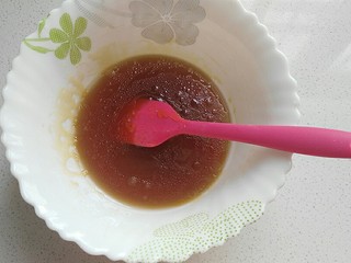 13、蔓越莓绿豆馅月饼（内附馅料做法）,接着来做饼皮：先将转化糖浆，枧水，花生油放入容器中搅拌均匀；