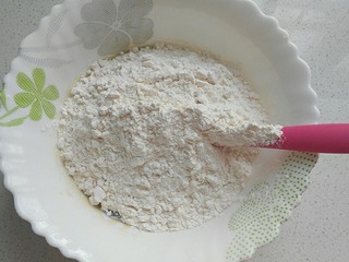 14、蔓越莓绿豆馅月饼（内附馅料做法）,再倒入中粉翻拌均匀；