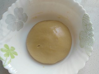 15、蔓越莓绿豆馅月饼（内附馅料做法）,翻拌均匀成团后，盖保鲜膜室温松弛2小时左右；