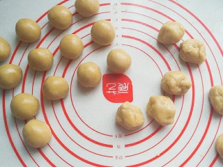 16、蔓越莓绿豆馅月饼（内附馅料做法）,松弛好的饼皮分成每份20克的小团滚圆；
