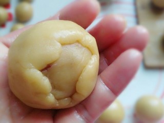 18、蔓越莓绿豆馅月饼（内附馅料做法）,取一份饼皮压扁，再放入馅料包起来，用虎口小心的把饼皮向上推压包紧，整理好收口处不能有缝隙，然后搓圆；