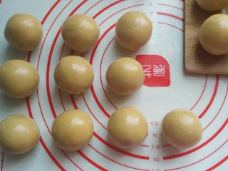 19、蔓越莓绿豆馅月饼（内附馅料做法）,依次包好所有的月饼面团；