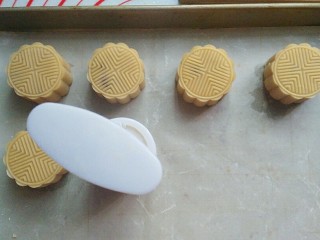 21、蔓越莓绿豆馅月饼（内附馅料做法）,再把面团放入月饼模具中用手稍微按压一下，再倒扣在烤盘压制即可；