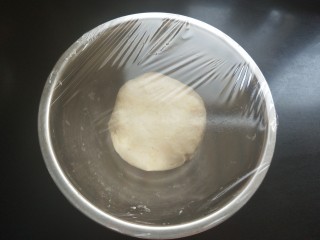 3、香甜苹果派,揉成光滑的面团，用保鲜膜密封，放置一小时。