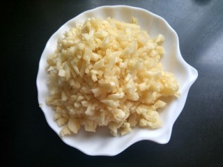 4、香甜苹果派,苹果去皮切丁。