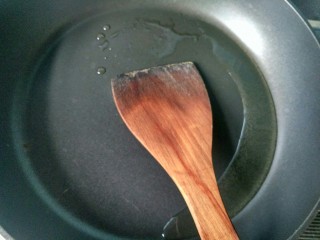 5、香甜苹果派,锅内放油，烧热。