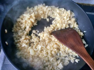 6、香甜苹果派,将苹果放入锅内翻炒。