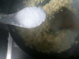 7、香甜苹果派,放白糖，翻炒。