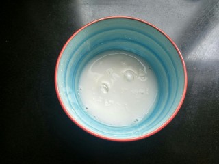 8、香甜苹果派,提前准备淀粉水，拌匀。