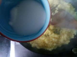 9、香甜苹果派,苹果炒软后倒入淀粉水，收汁。