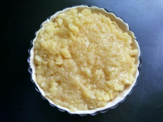 12、香甜苹果派,倒入炒好的苹果丁。