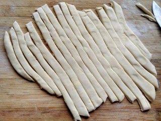 13、香甜苹果派,另一块面团，幹成薄饼，用刀切成条。