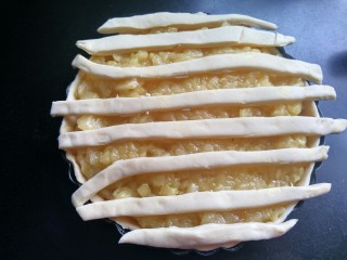 14、香甜苹果派,一条一条的放在披萨盘上。