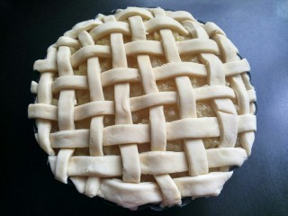 15、香甜苹果派,再竖条像编篮子一样。