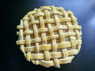 16、香甜苹果派,刷上蛋黄液。