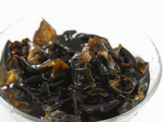 1、凉拌木耳—一年四季都能吃的清脆爽口的健康美味,黑木耳清水泡发，洗净后撕小朵。