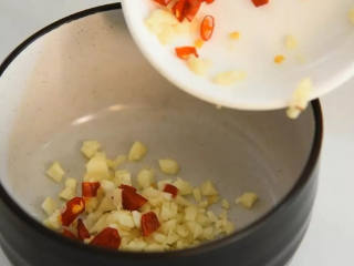 4、凉拌木耳—一年四季都能吃的清脆爽口的健康美味,碗中倒入蒜末和辣椒末。