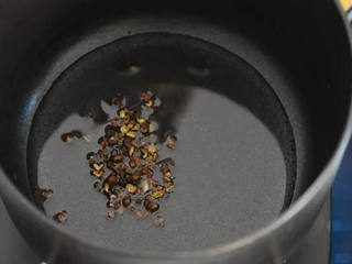 5、凉拌木耳—一年四季都能吃的清脆爽口的健康美味,锅内倒油加热，放花椒爆香后过滤。