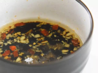 7、凉拌木耳—一年四季都能吃的清脆爽口的健康美味,倒入生抽、醋、盐、糖调成汁。