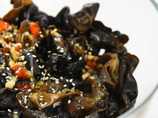 8、凉拌木耳—一年四季都能吃的清脆爽口的健康美味,调汁倒入木耳，淋上麻油，撒上香菜白芝麻，拌匀即可。