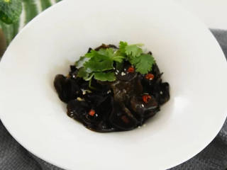 9、凉拌木耳—一年四季都能吃的清脆爽口的健康美味,清脆可口的夏日速成小凉菜。