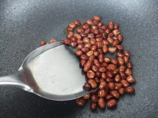 6、拉皮花生黄瓜凉菜,小火炒至花生发红，然后关火再翻炒半分钟盛出。