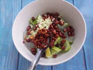 8、拉皮花生黄瓜凉菜,加一勺辣椒油。