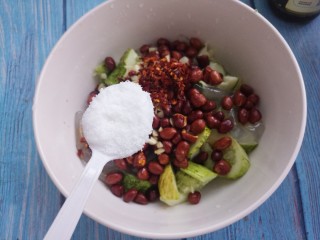 11、拉皮花生黄瓜凉菜,再加一勺糖。