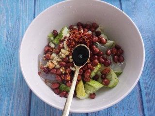 9、拉皮花生黄瓜凉菜,再加一勺生抽。