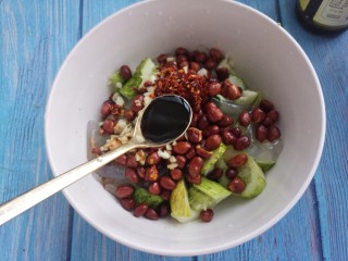 10、拉皮花生黄瓜凉菜,再加一勺醋。