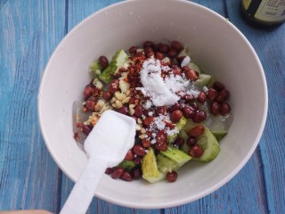 12、拉皮花生黄瓜凉菜,再加一勺盐。