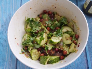 14、拉皮花生黄瓜凉菜,拌匀。