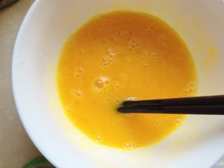 2、牛奶馒头鸡蛋披萨饼,取两个鸡蛋,放入一点点盐,用筷子打散成蛋液。