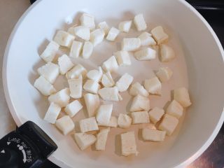 4、牛奶馒头鸡蛋披萨饼,倒入切好的馒头块