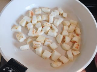 5、牛奶馒头鸡蛋披萨饼,小火翻炒至微微上色