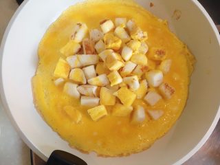 6、牛奶馒头鸡蛋披萨饼,倒入提前打好的鸡蛋液,小火煮