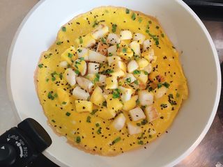 7、牛奶馒头鸡蛋披萨饼,撒入香葱,黑芝麻,关火焖两分钟出锅即可