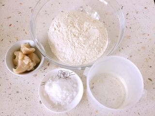 4、鲜肉月饼,将水油皮中的面粉、猪油和糖搅拌在一起，慢慢加热温水和成表面光滑的面团