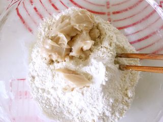 5、鲜肉月饼,将油酥里的面粉和猪油搅拌在一起，揉成面团