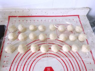 10、鲜肉月饼,将所有的酥皮面团都完成后（24个酥皮面团哦）盖上保鲜膜再次醒面15分钟