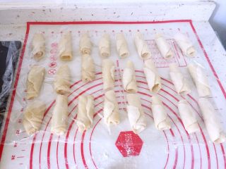 13、鲜肉月饼,将卷好的面卷盖上保鲜膜，醒面15分钟