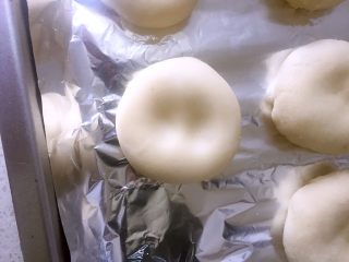 15、鲜肉月饼,将收口捏紧后把肉饼轻轻压扁，用手指轻轻按压，使肉饼中间有点凹陷，让后把肉饼整体拢一下（看上去圆一点）这样一个小肉饼就完成啦