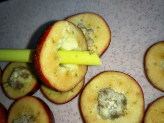 3、山楂酱1,用吸管就可以轻松去核。