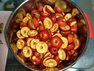 5、山楂酱1,全部去除干净。