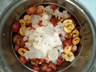 7、山楂酱1,锅里加水倒入冰糖