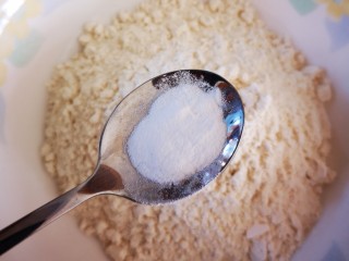 3、香葱千层饼,加入小苏打