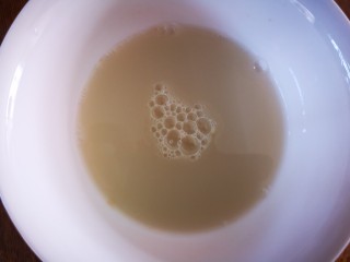 4、香葱千层饼,另取碗将3克酵母用温水化开