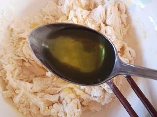 6、香葱千层饼,加入1勺植物油(熟)